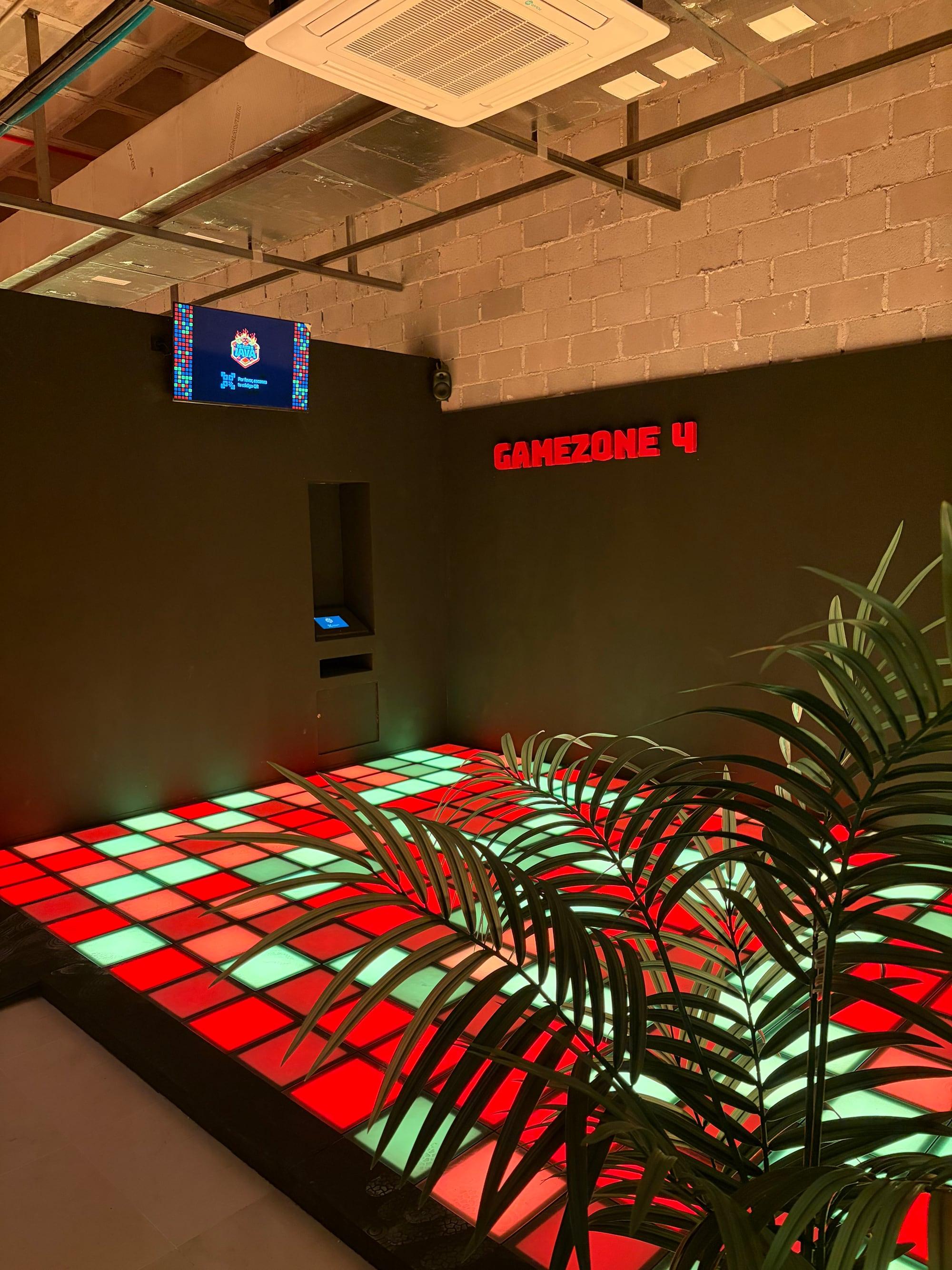 Gamezone 4 con suelo LED en el local de Murcia