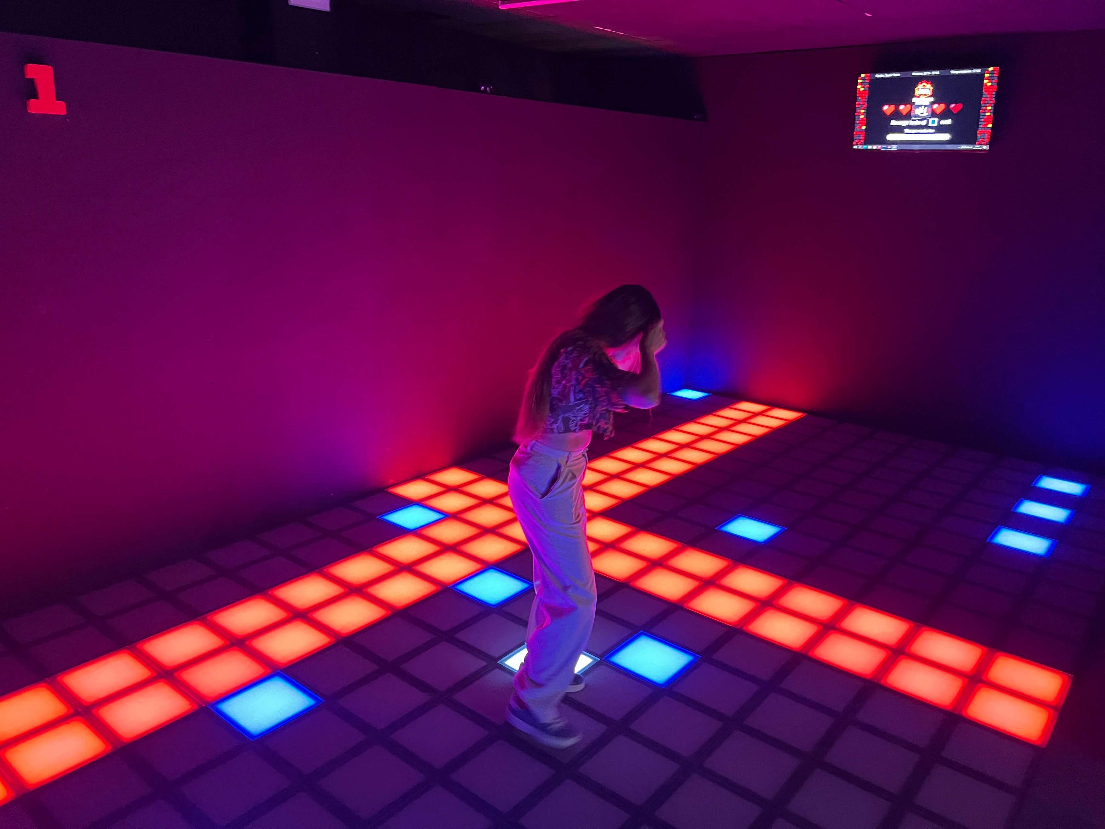 Jugadores enfrentándose a Lava Rush sobre un suelo LED interactivo